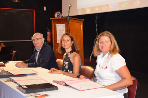 Signature de la convention de partenariat pour la mise en œuvre du dispositif « Aller Vers » par le haut-commissaire Laurent Prévost, Isabelle Champmoreau et Sandrine Buffeteau.