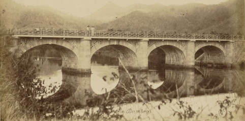 Le "pont sur la Dumbéa", aussi appelé "pont Blanc", a été construit en 1886 par la main-d’œuvre pénale en remplacement d’un ouvrage entièrement en bois.