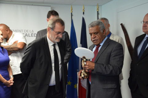 Au terme des discussions en salle des délibérations, le président Louis Mapou et le ministre délégué Jean-François Carenco ont procédé à un échange de cadeaux.