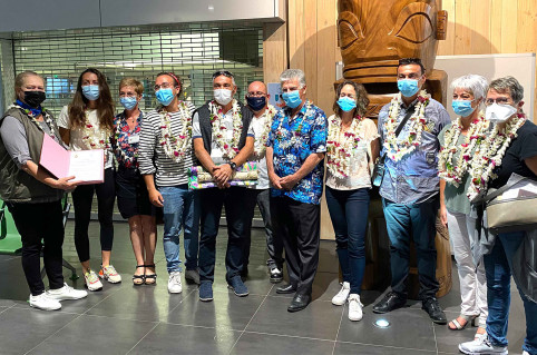 Les volontaires ont été accueillis par le ministre polynésien de la santé, Jacques Raynal, accompagné de Corinne Restzinieck, représentante du Centre hospitalier de Polynésie française.