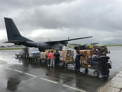 Le Casa des forces armées a effectué une nouvelle rotation vers Lifou le 12 mai avec à son bord 55 kits d’hygiène, 70 kits de cuisine, 70 kits de reconstruction, 140 bâches et des vêtements.