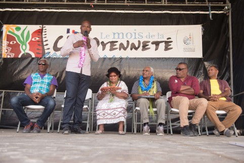 L’heure des discours. Au centre, Déwé Gorodey et, à sa gauche, collier bleu autour du cou, Pierre Ngaiohni, maire de Maré.