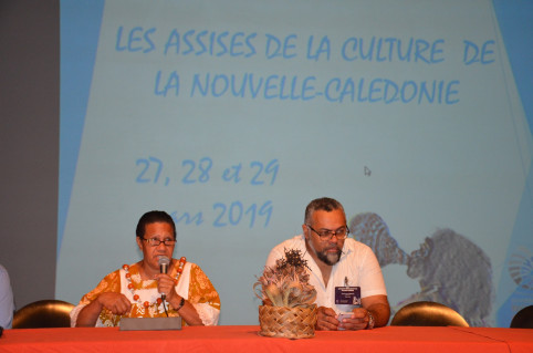 Valentine Eurisouké a ouvert les Assises le 27 mars aux côtés d’Emmanuel Tjibaou, directeur du centre culturel Tjibaou.