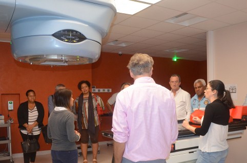 L’équipe médicale a présenté le CRNC à Valentine Eurisouké et Bernard Deladrière.