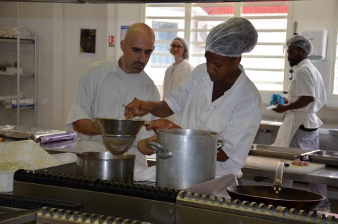 Fabien Muchuitti, ici à gauche, formateur cuisine à l’EFPA