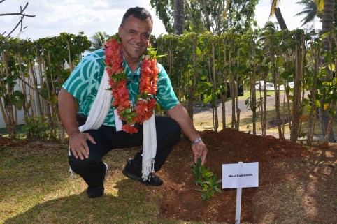 À l’issue d’une visite d’un hôpital de l’île, la délégation a procédé à une plantation d’arbres.