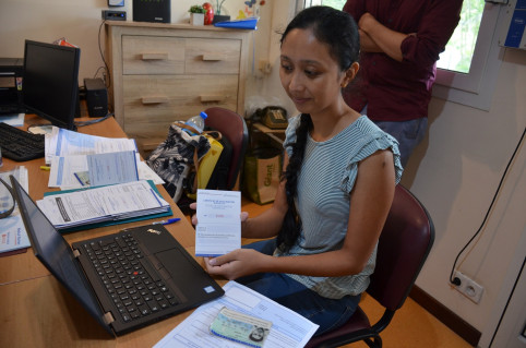 Déborah Wiria, de la direction des affaires sanitaires et sociales, gère la partie administrative : vérification des données du patient, saisie et remis du carnet de vaccination.