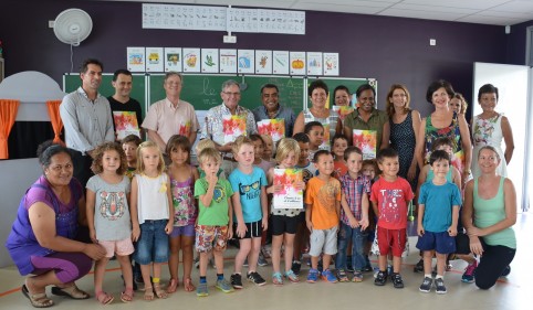 Les partenaires du recueil Chants d’ici et d’ailleurs avec les élèves de grande section de l’école maternelle Frédérick-Louis Dorbritz.