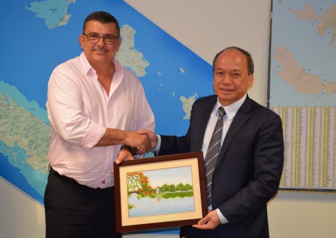 Échange de cadeaux entre le président du gouvernement Philippe Germain et le vice-ministre vietnamien de l’agriculture, Van Tam Vu.