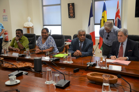 Adolphe Digoué et Laurie Humuni, membres du gouvernement respectivement chargés du commerce extérieur et de la construction et de l’innovation technologique, se sont joints à la rencontre pour la signature de l’accord.