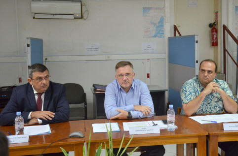 Le président du gouvernement, le préfet des îles Wallis et Futuna, Thierry Queffelec, et le président de l’Assemblée territoriale ont co-présidé la 4e commission de suivi. 