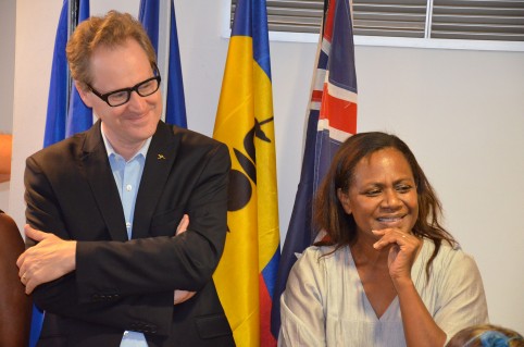 Hélène Iékawé, membre du gouvernement en charge de l’enseignement, aux côtés du consul d’Australie Paul Wilson.