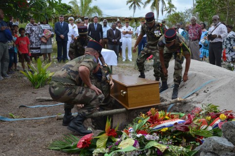 L’inhumation du tirailleur Kalepo Wabete au cimetière de Tiga.