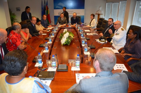 Le Premier ministre, une partie de sa délégation et les membres du gouvernement, le quinzième depuis la signature de l'Accord de Nouméa.