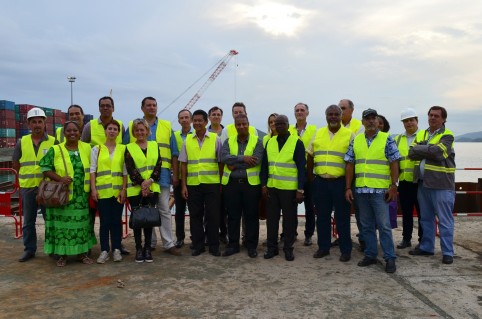 Les membres de la commission des ports autonomes de l'UPF ont participé à la visite de chantier, aux côtés de Gilbert Tyuienon, de la direction et d'une partie du CA du Port autonome.