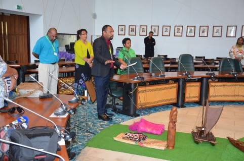 Le geste coutumier du représentant de la fonction publique du Vanuatu.