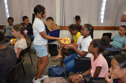 26 jeunes filles de sixième ont reçu leur kit « premières règles ».