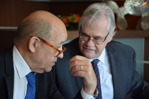Le ministre de l’Europe et des Affaires étrangères, Jean-Yves Le Drian  échange avec Christian Lechervy, secrétaire permanent pour le Pacifique, ambassadeur de France auprès de la Communauté du Pacifique.