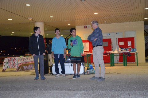 Andrés Icarran, Franco Salgado et Tomas Bello aux côtés du proviseur du lycée du Grand Nouméa, Jean-Luc Faure.