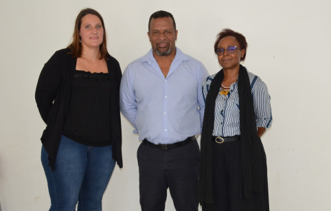 Diane Chevreau, directrice adjointe du centre pénitentiaire de Nouméa, Didier Poidyaliwane, membre du gouvernement et Nathalie Vernet-Lataste, chef d’antenne du SPIP en milieu fermé.