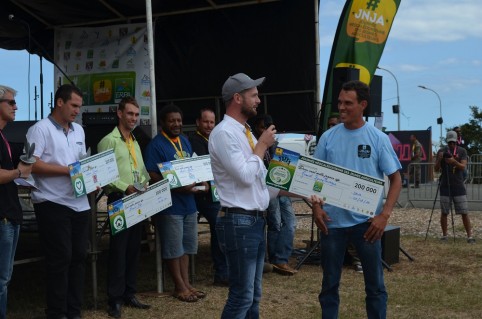 Nicolas Metzdorf remet le Trophée des jeunes agriculteurs 2017 à Franck Soury-Lavergne.