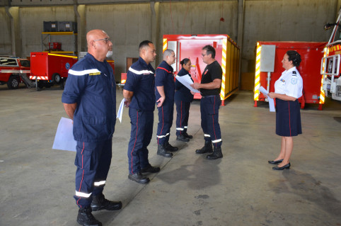 Le président de l’union des sapeurs-pompiers calédoniens a remis aux lauréats la charte des animateurs de JSP, synonyme de leur engagement à défendre les valeurs des sapeurs-pompiers.