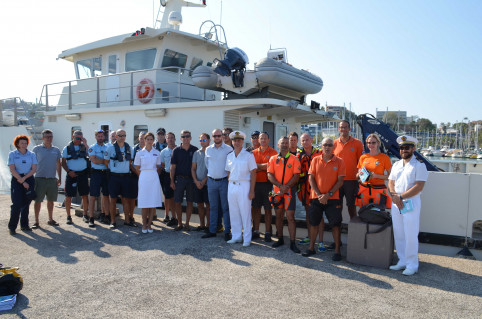 Juste avant le départ, regroupement devant l’Amborella des agents des Affaires maritimes, des gendarmes maritimes et des bénévoles de la SNSM, en tenue orange.