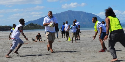 Quelques joueurs (ici Willy Taofifenua) ont tâté du ballon avec les jeunes de Sport Action, jeudi, sur la plage de Magenta.