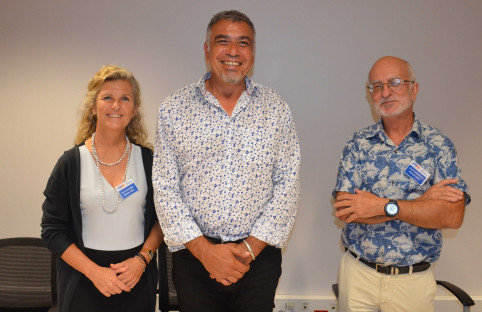 Le président du cluster maritime de Nouvelle-Calédonie, Philippe Darrason, entouré de ses managers, Emma Colombin et Lionel Loubersac.