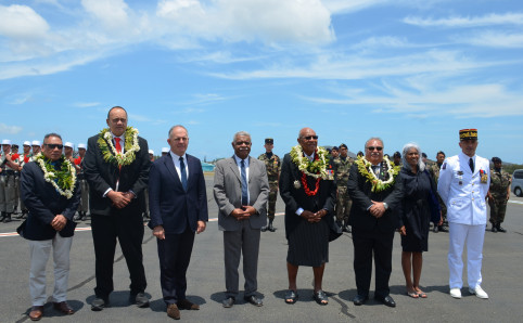 La mission du FIP à son arrivée, aux côtés de Véronique Roger-Lacan, ambassadrice de France pour le Pacifique, Louis Le Franc, haut-commissaire de la République et Louis Mapou, président du gouvernement.