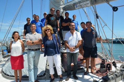 L'équipage de Tara, qui compte sept scientifiques, aux côtés des représentants de la province Sud, de l'IRD, de l'UNC et du gouvernement.