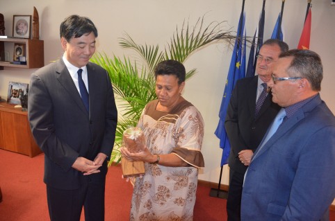 Accompagnés du secrétaire général Alain Marc, trois membres du gouvernement ont reçu l’ambassadeur : le vice-président Jean-Louis d’Anglebermes, à droite, Bernard Deladrière et Valentine Eurisouké.