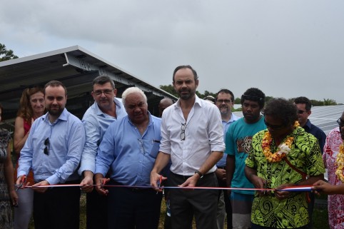 L’inauguration de la centrale s’est déroulée en présence du président du gouvernement Philippe Germain et du président de la province des Îles, Néko Hnepeune.
