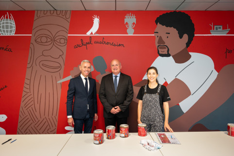 Fabian Forni, directeur de l’Alliance française de Singapour et Fany Ozda, ont présenté à Yoann Lecourieux la fresque illustrant les collectivités d’outre-mer.