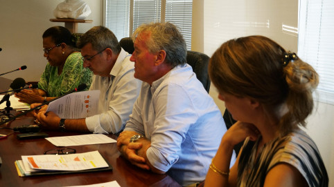 Valentine Eurisouké, Philippe Germain et Jean-Paul Grangeon, directeur adjoint de la DASS ont présenté le plan d’action contre la dengue. Valentine Eurisouké, Philippe Germain et Jean-Paul Grangeon, directeur adjoint de la DASS ont présenté le plan d’action contre la dengue.
