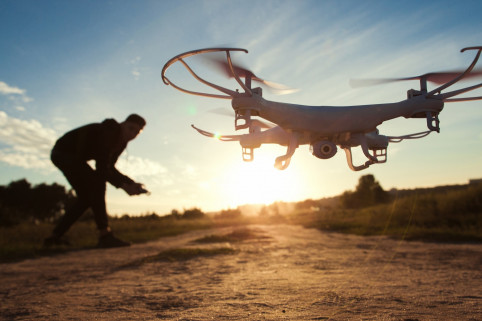 Le pilotage de drones de plus de 800 grammes exige d’être âgé de plus de 14 ans et d’avoir suivi une formation en ligne gratuite sur le portail Fox Alpha Tango.