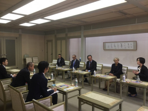 Avant de rejoindre l’Alliance française, Bernard Deladrière a été reçu à la mairie de Nagoya, en compagnie d’Olivier Salvan, directeur de l’AF.