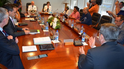 La ministre entourée du haut-commissaire et des membres du gouvernement.