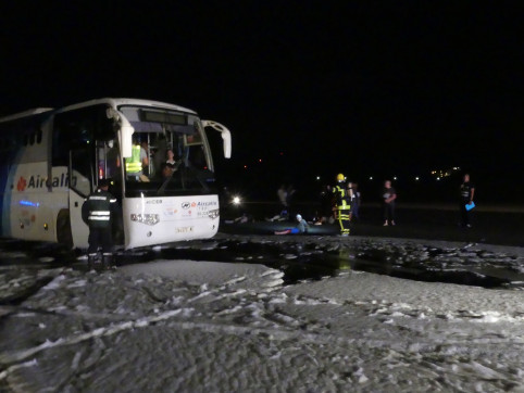 Un bus a été utilisé pour simuler l’avion accidenté.
