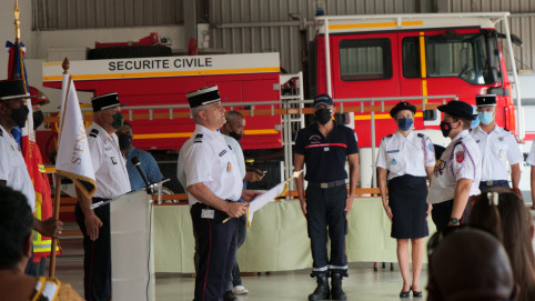 Remise du fanion de l’union des pompiers calédoniens par le directeur de la DSCGR, colonel Marchi-Leccia à Isabelle Marlier, secrétaire de l’union des pompiers calédoniens, représentant le président de l’Union. 
