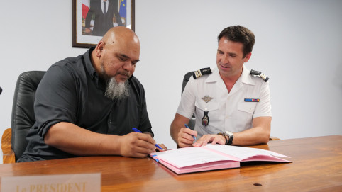 Vaimu’a Muliava et le lieutenant-colonel Lemoine ont signé la convention pour le versement d’une subvention à l’association des cadets. 
