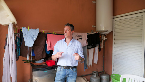 Nicolas Martinez, directeur de l’entretien du patrimoine de la SEM agglo, a expliqué comment le ballon d’eau chaude, une fois la température atteinte, permet la distribution et l’autoconsommation d’énergie dans ce logement de la résidence Mogakai. 