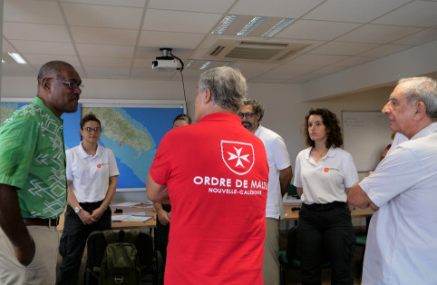 Le président du gouvernement Alcide Ponga a tenu à saluer la délégation avant le début de leur formation.