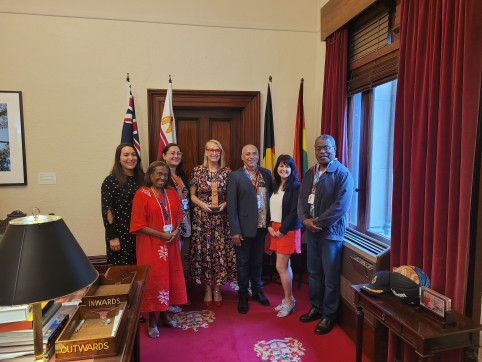 Gilbert Tyuienon, accompagné de quatre élus du Congrès et du délégué pour la Nouvelle-Calédonie en Australie Yves Lafoy, a pu échanger avec la maire de Melbourne, Sally Capp.