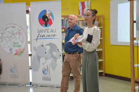 Isabelle Champmoreau accompagnée du directeur du collège de Boulari, Jacques Thébault, présente une pochette de protections périodiques qui a été distribuée aux établissements par la société Cellocal.