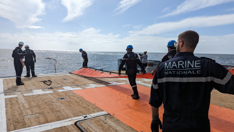 La démonstration antipollution a été réalisée par l'équipage du navire militaire.