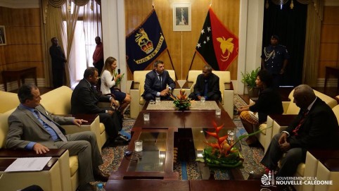 En Papouasie, le président du gouvernement était entouré de deux autres membres de l’exécutif, Didier Poidyaliwane et Bernard Deladrière.