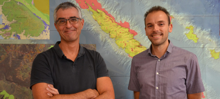 Gaëtan Vilette, géomaticien à la DTSI qui a rejoint le Pacific fusion center (à d.), aux côtés de Damien Buisson, chef de service de la géomatique et de la télédétection.