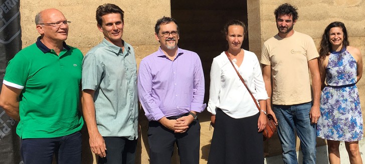 Philippe Dunoyer aux côtés des gérants d’Alternative Constructions, de Caroline Rantien de l'Ademe et des élus du Congrès, Yoann Lecourieux et Nina Julié.