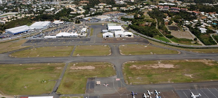La mise aux normes de l’aérodrome de Magenta et le déplacement de la route qui le longe sont inscrits dans le contrat 2017-2021 État-Nouvelle-Calédonie.